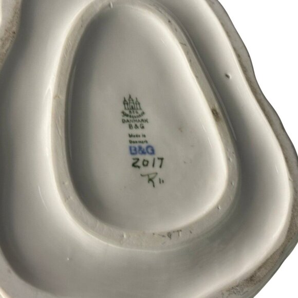 Bing & Grøndahl Denmark Porcelain Figurine Milk Maiden with Cat and Cow 2017 - Picture 5 of 5